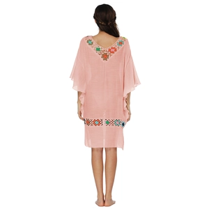 Détails de fleurs au crochet colorées sur le dos d'une robe de plage bohème rose