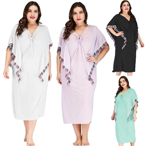 Détail de robe caftan grande taille à col en V avec bordures à glands et cordon de serrage