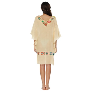 Vue détaillée du dos d'une tunique de plage beige au crochet avec volants et motifs floraux