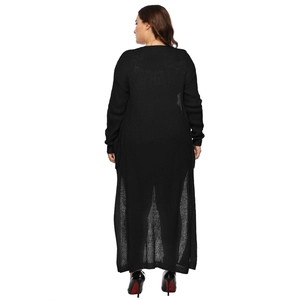 Dettaglio macro del cardigan lungo nero con trama in maglia e vestibilità oversize