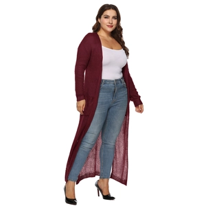 Dettaglio del cardigan in maglia grossa bordeaux che mostra la trama e le maniche lunghe