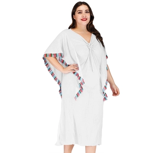Robe de plage bohème grande taille blanche avec pompons colorés et cordon de serrage en V