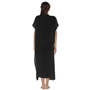 Vista posteriore di un copricostume lungo nero in chiffon semitrasparente dal taglio ampio