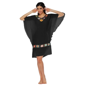 Cache-maillot en mousseline noire avec motifs floraux au crochet et manches chauve-souris amples