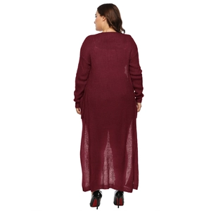 Dettaglio macro del cardigan lungo rosso vino taglie forti con maglia traforata