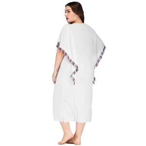 Vue arrière d'une robe de plage bohème blanche ornée de pompons à franges colorées