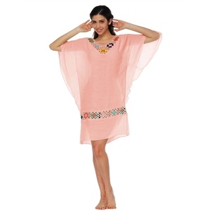 Robe de plage bohème rose avec col en V et broderies florales colorées au crochet