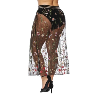 Détail de la broderie florale sur la jupe trapèze en mesh noir avec taille élastique