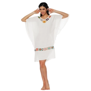 Robe de plage bohème blanche avec fleurs au crochet faites main et manches chauve-souris