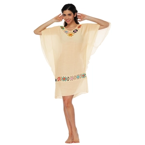 Robe de plage en crochet beige avec bordure florale géométrique et manches chauve-souris