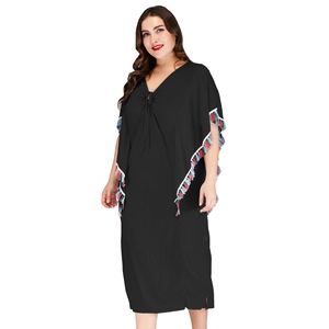 Robe caftan bohème noire grande taille avec bordure à franges et col en V