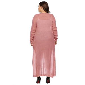 Vista posteriore di un lungo cardigan in maglia rosa con trama a traforo e vestibilità