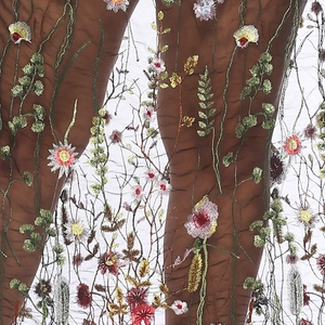 Détail du tissu en tulle blanc transparent avec broderie florale colorée et tournesols
