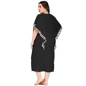 Robe longue bohème grande taille noire avec glands colorés et fente latérale pour la plage