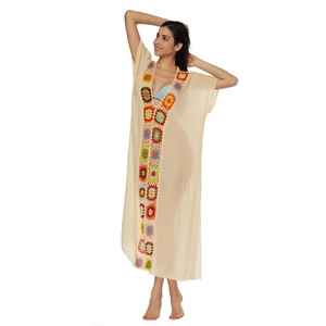 Copricostume bohémien con scollo a V e fiori all'uncinetto colorati su tessuto beige