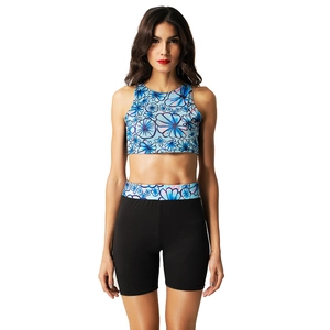 Set bikini due pezzi con top a fiori blu e pantaloncini da ciclista neri per donna