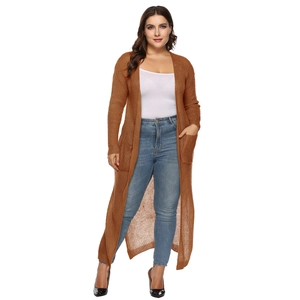Dettaglio della maglia di un lungo cardigan in acrilico caramello con tasche laterali
