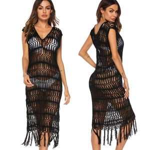 Détail de la robe de plage crochet noir avec col en V et franges denses sur l'ourlet