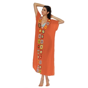 Vestito lungo da spiaggia arancione bohémien con ricamo floreale colorato all'uncinetto
