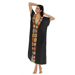 Copricostume nero da donna con scollo a V, decorazioni floreali all'uncinetto e maniche a pipistrello