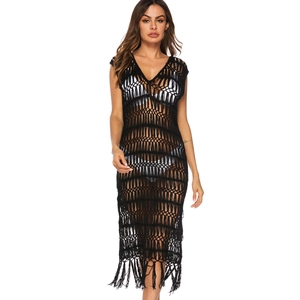 Détail de la robe de plage en crochet noir avec maille ajourée et longues franges au bas