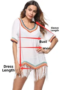 Détail d'un haut de plage bohème avec bordures au crochet colorées et longues franges