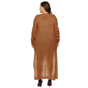 Vista posteriore di un lungo cardigan in maglia marrone con trama traforata e taglio lungo