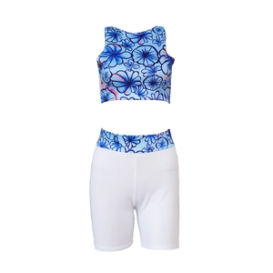 Set sportivo da donna due pezzi con crop top floreale e pantaloncini bianchi a vita alta