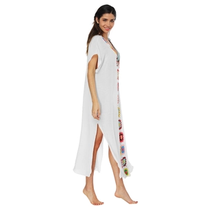 Vestido de playa boho blanco con flores de ganchillo hechas a mano y aberturas