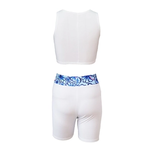 Dettaglio del set bianco a due pezzi con stampa di conchiglie blu sui pantaloncini