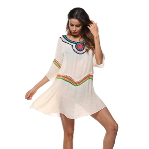 Cache-maillot bohème blanc cassé avec motifs au crochet colorés et manches évasées