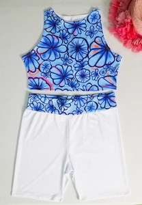 Bikini due pezzi con top a stampa floreale tropicale e pantaloncini da bagno bianchi