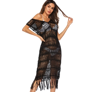 Robe de plage noire en crochet avec col en V et longues franges sur fond blanc