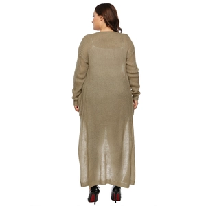 Vista posteriore del lungo cardigan in maglia kaki con orlo lungo e trama morbida