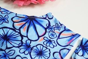 Dettaglio ravvicinato del tessuto bikini azzurro a fiori con doppia cucitura rifinita