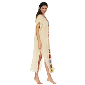 Vestido playero bohemio blanco roto con flores de ganchillo y aberturas laterales