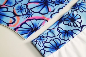 Dettaglio del bikini con stampa floreale blu e cuciture a doppio ago di qualità