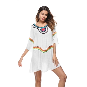 Robe de plage blanche au crochet avec broderies arc-en-ciel et manches courtes