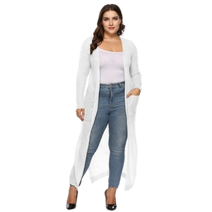 Vista dettagliata a figura intera di un cardigan lungo bianco con tasche laterali pratiche