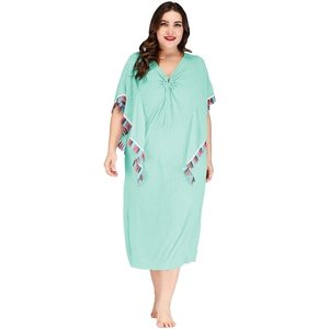 Robe longue bohème grande taille vert menthe avec col en V, manches chauve-souris et pompons