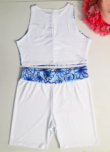 Vista piatta di un set bikini bianco in due pezzi con stampe digitali floreali blu estive