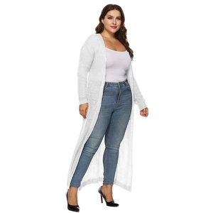 Dettaglio della trama del cardigan lungo bianco con tessuto a maglia traforata traspirante