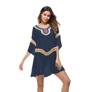 Détail de la tunique de plage bleue bohème avec encolure au crochet colorée et ajourée