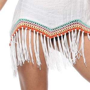 Détail de bordure au crochet avec longues franges blanches et motifs sur le haut de plage
