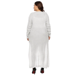Vista posteriore di un cardigan lungo in maglia bianca con trama grossa e bordo alle caviglie