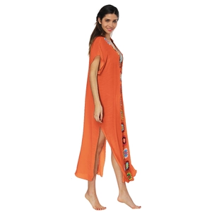 Vestido playero naranja con flores de ganchillo coloridas y escote en V profundo