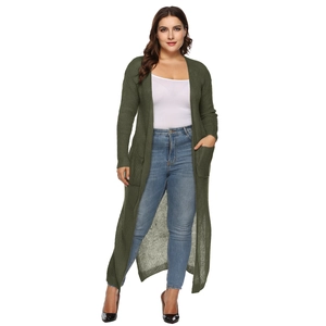 Dettaglio del cardigan lungo in maglia verde oliva con tasche a toppa e polsini a coste