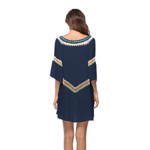Détails de motifs crochetés main colorés au dos de ce cache-maillot bleu marine en maille