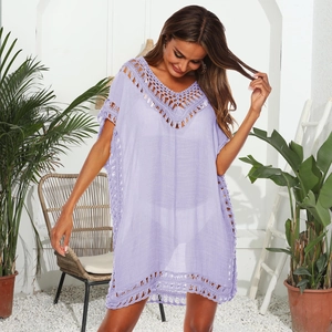 Détail du cache-maillot crochet lavande avec décolleté en V et finitions en dentelle