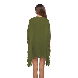 Dettaglio del copricostume bohémien verde oliva con bordo a frange e tessuto dalla trama ricca